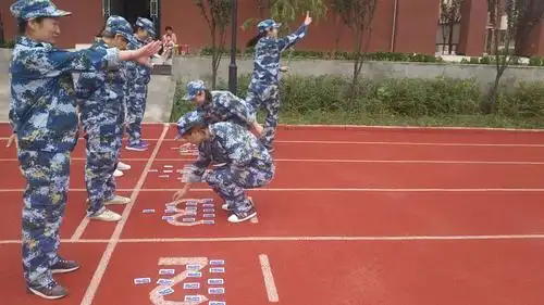 在每个队的正前方的地面上 ,地上摆放了1-k张数字号