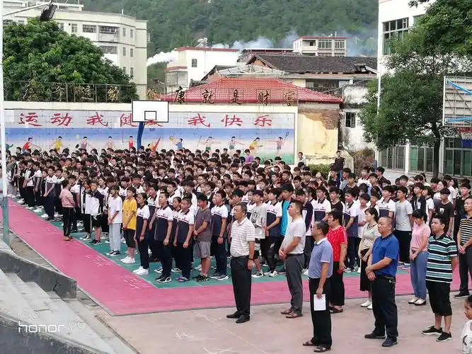 大埔中学举行新学年第一次升旗仪式暨八一届初中同学会奖学金颁奖仪式