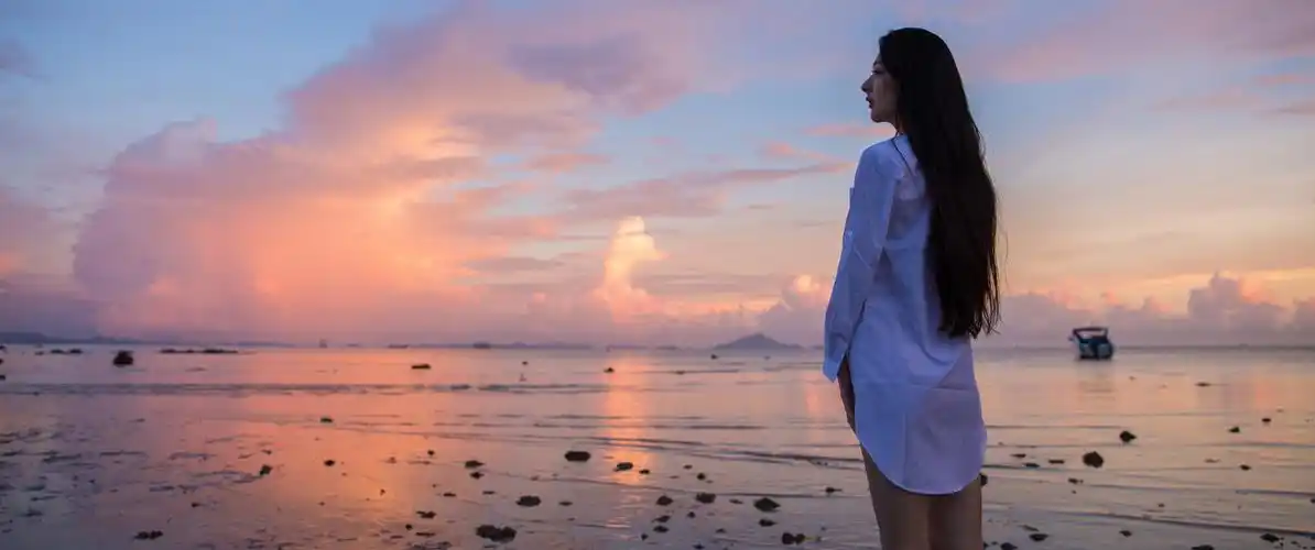 海边美女小热巴4k壁纸