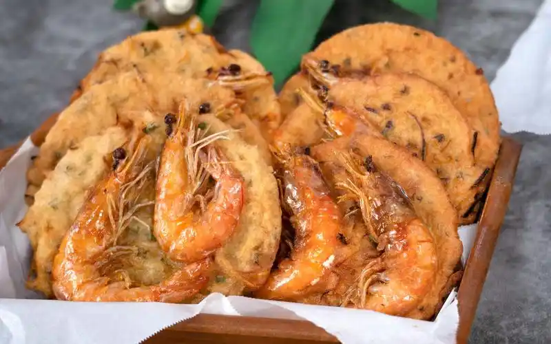 活动  小摊每天卖出300个,一个5块钱又香又酥的【炸虾饼】!