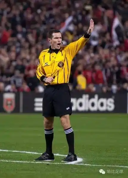 【足球英语】图解裁判最常用的7个手势,从此告别解说
