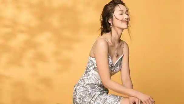 原创175cm李亚男一袭鱼尾裙气质优雅,身材惊艳,网友:王祖蓝好幸福