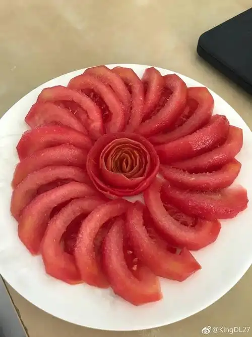 皮用小刀削长条,反着卷,西红柿切瓣摆盘,撒上白糖参照这个菜谱,大家