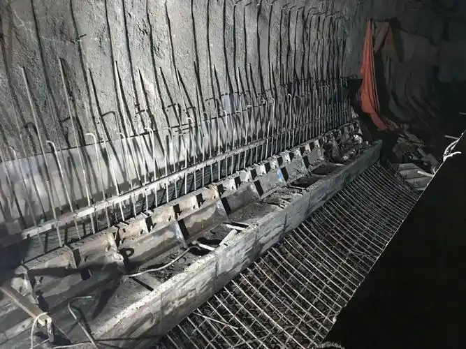 白石桥隧道进口仰拱安装弧形模板