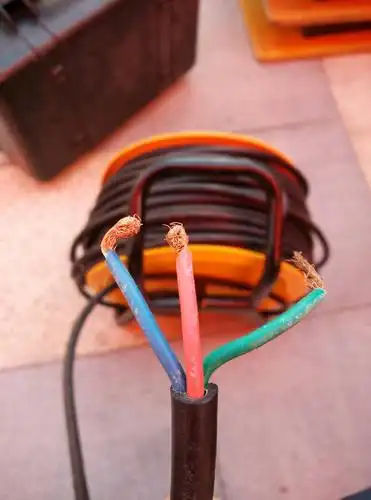 急救,请问哪条是地线,哪条是火线?