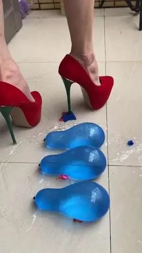 恨天高的高跟鞋踩气球,一踩一个准,简直太解压了.-全民小视频