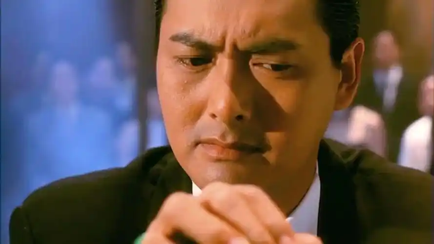 赌神发哥最没自信的一次,牌突然动了一下,赌神立马放弃一亿美金,紧张