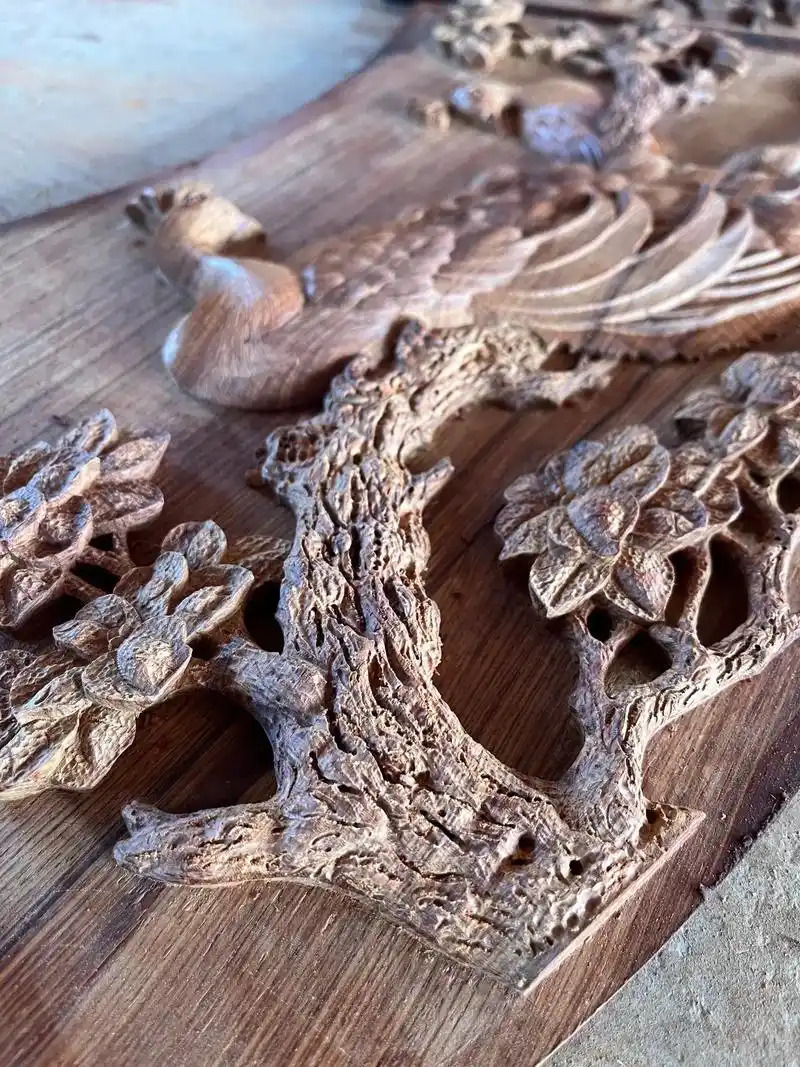 巴里黄檀深雕圆桌花板.欣赏下手工雕的魅力吧#雕刻工艺 #红木 - 抖音