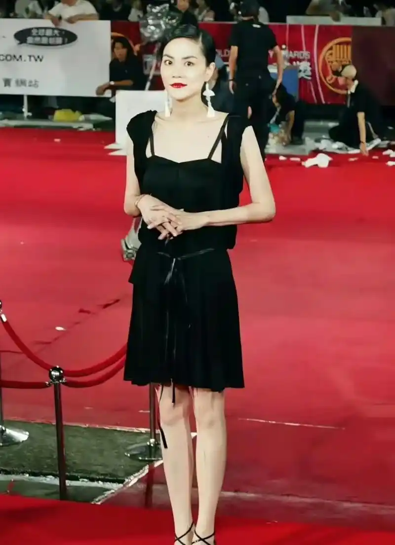 30岁的王菲,全身上下都散发着耀眼的光芒,她站在哪里,哪里就是光啊