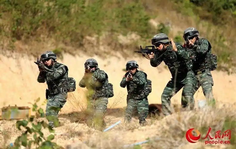 武警海南省总队三亚支队野外驻训 全副武装实弹射击