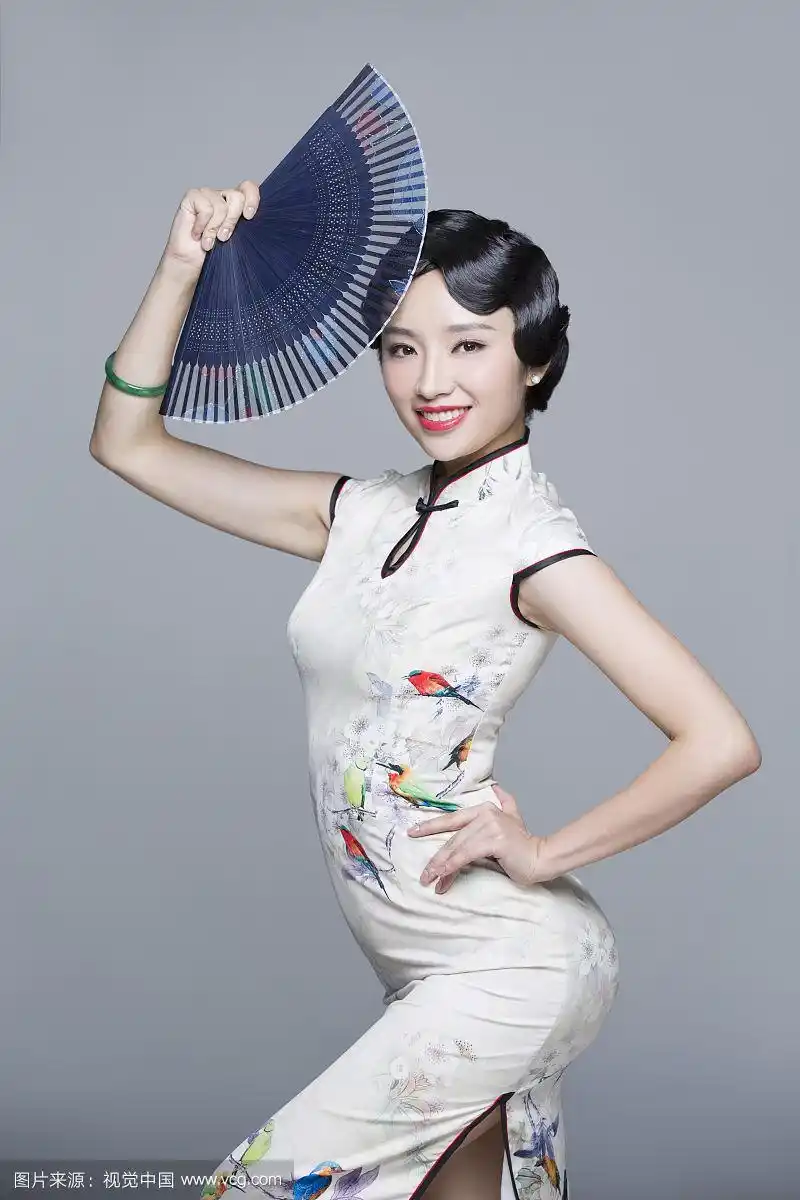 古典美女拿着折扇