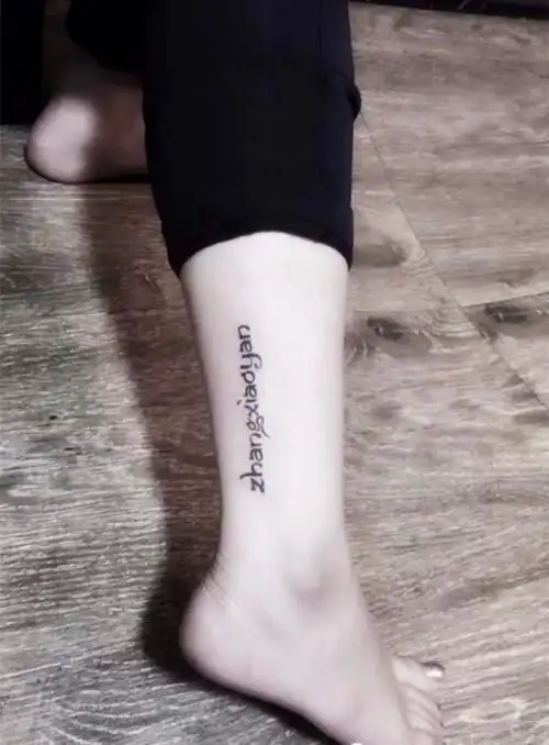 小腿个性英文字母纹身