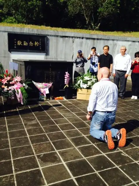 邀请了陈崇武的小女儿复启参加,由她代表陈崇武后人到孙立人墓前拜祭