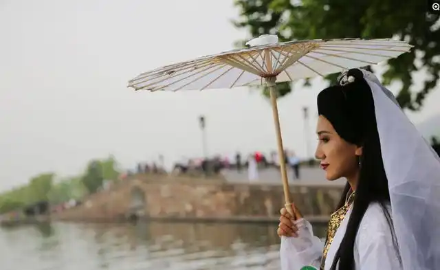 西安90后白娘子游西湖,保安拦着不让上断桥,差点梦断断桥