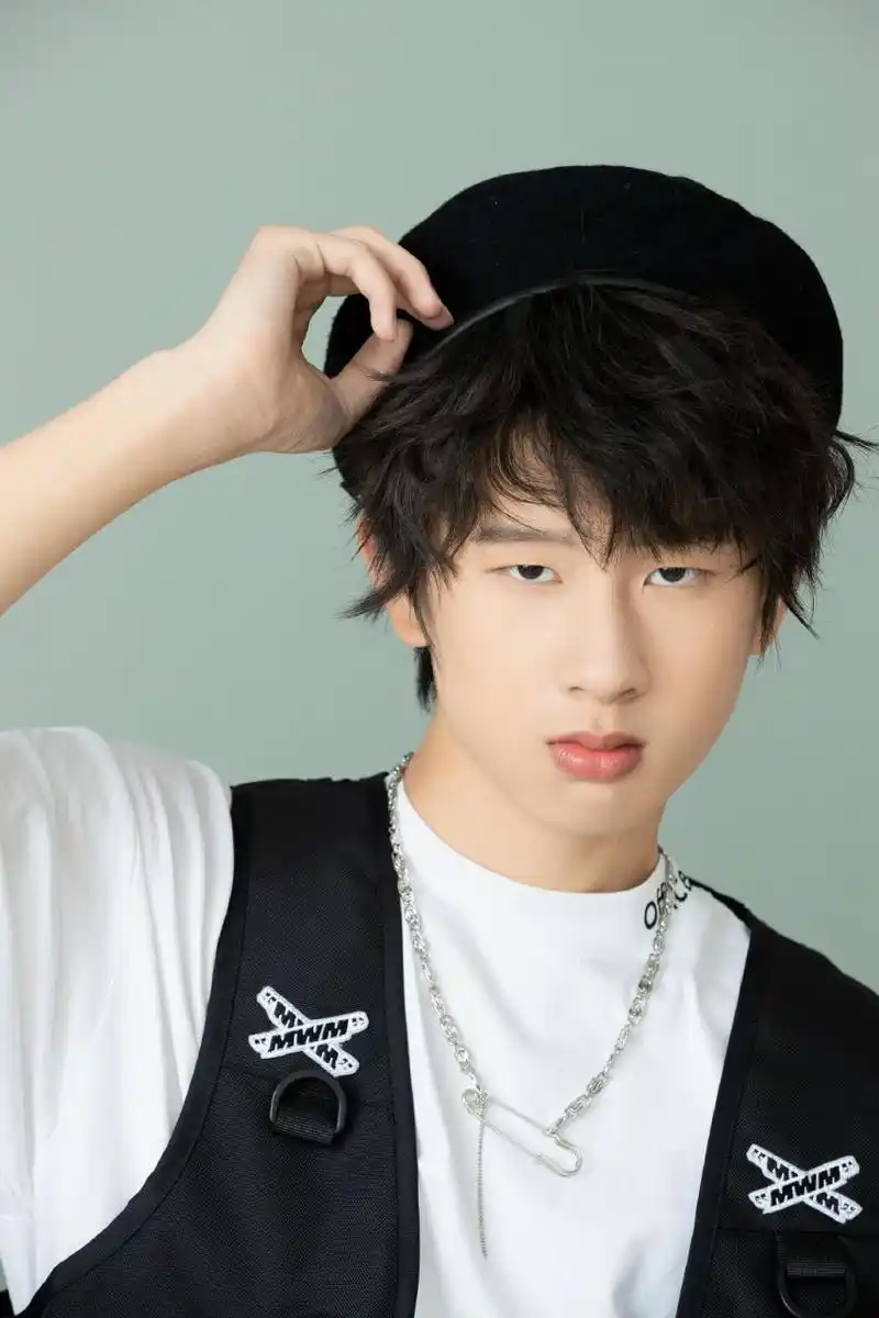 你是一个眼里有光,心中有爱,善良单纯的笑眼少年.