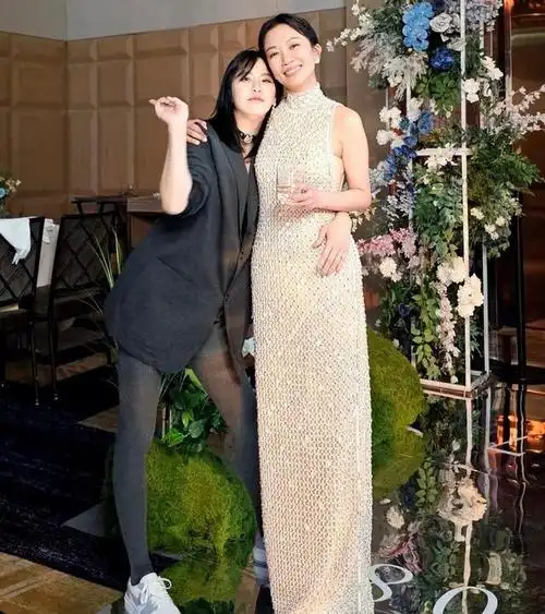 范晓萱现身萧敬腾婚礼,绿发抢镜身材变化大,网友直呼不敢认