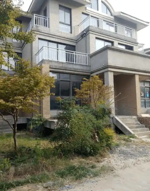 网友曝光兴化这个别墅区疑似组团违建附图片