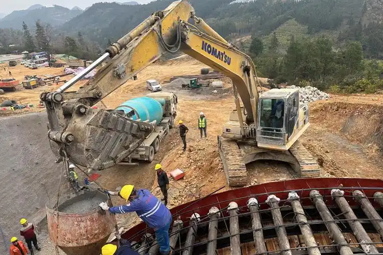 广西融福高速公路(泗顶段)施工现场.王伊阳摄