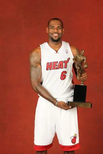 图为詹姆斯手捧个人第三座常规赛mvp奖杯.