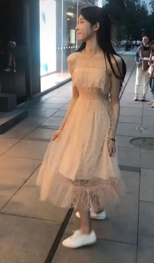 和身后的路人相比,艾比身上的滤镜还真的是很重呢,全身都散发着一层