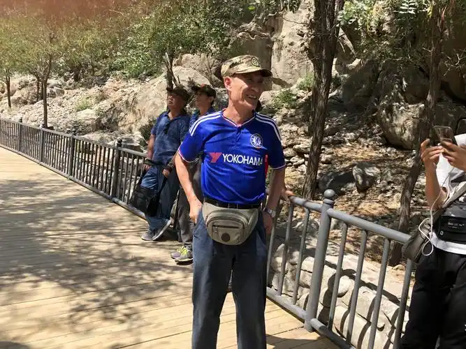 歌手认为他是蒙古族勇士,连敬他三杯酒,后经薛振华的女儿指点,才知道