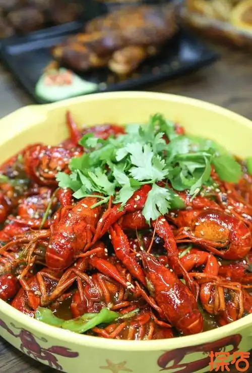 油亮鲜红的大份麻辣小龙虾端上桌