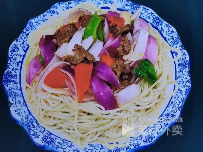 洋葱牛肉盖浇面图片