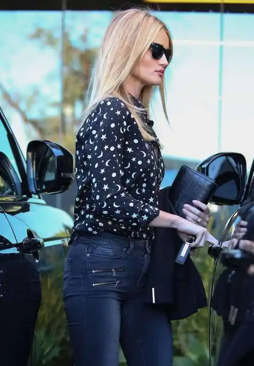 超模女神·罗茜·汉丁顿-惠特莉穿紧身牛仔裤——维密天使魅力