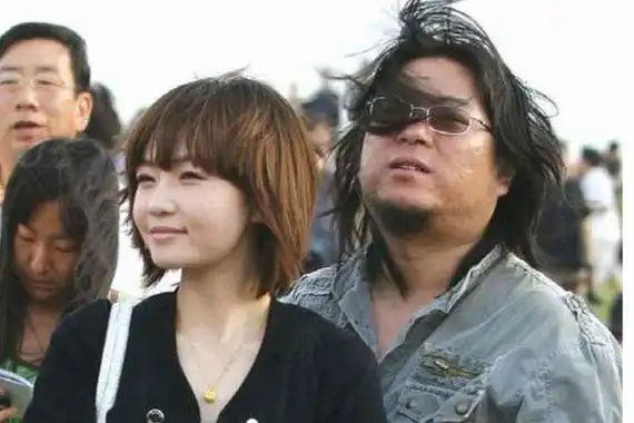 2005年,36岁的高晓松担任一个选 秀节目的评委,17岁的徐粲金是选手.