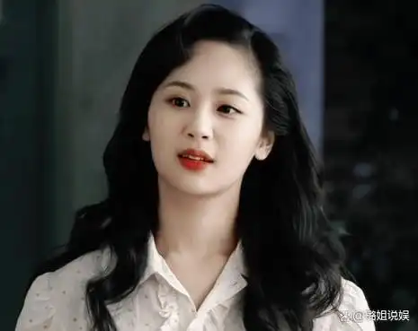 杨紫向来以甜美可爱的形象示人,但最近杨紫发了一组长发照,令人惊艳又