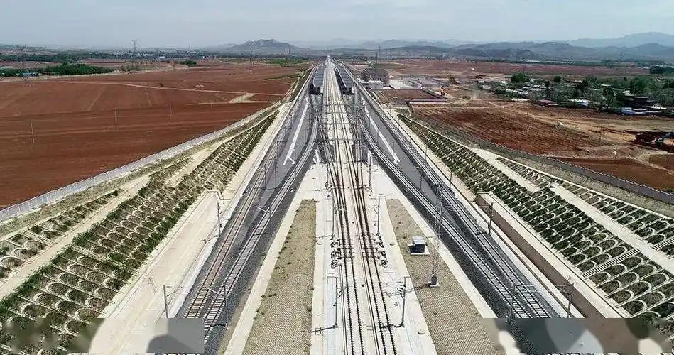 精品站房雏形已现 来源:中铁建工集团 喀左站高速铁路 (图片由赤峰