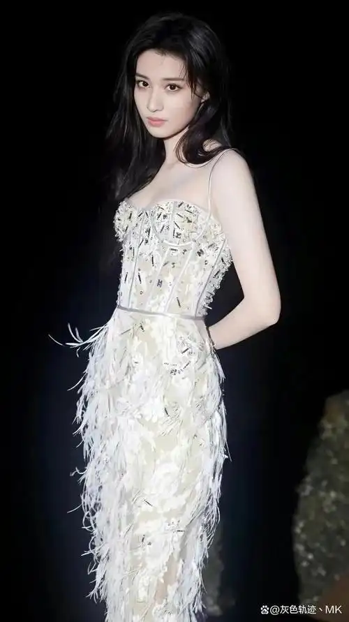 王楚然,曾用名宋亚梦,1999年1月21日,出生于上海市,就读于上海市戏剧