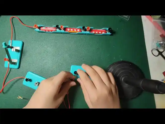 如何用串联电路使两个小灯泡亮起来