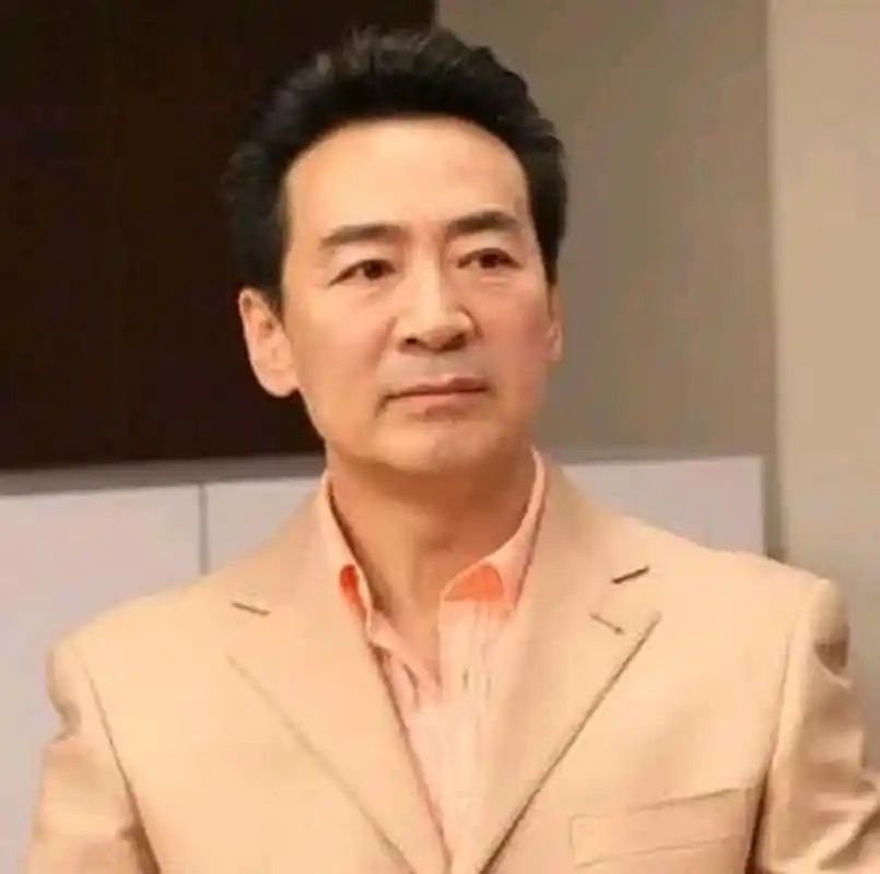 03年,《情深深雨濛濛》的演员寇振海已经49岁了,因为工作和妻子分开