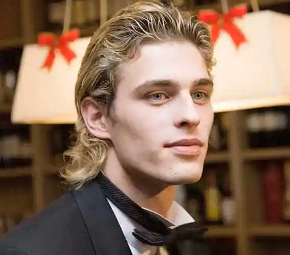 俄罗斯帅气男星退出演艺圈正式退休