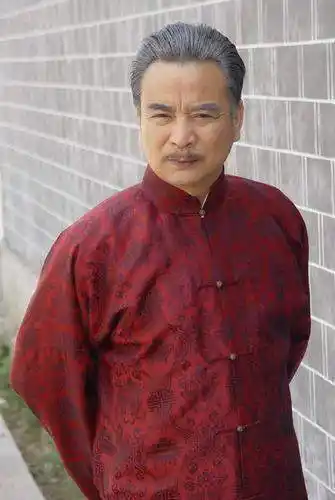 戏骨岳跃利回平顶山老家,和村民共用早餐,说河南话大赞家乡美食|演员