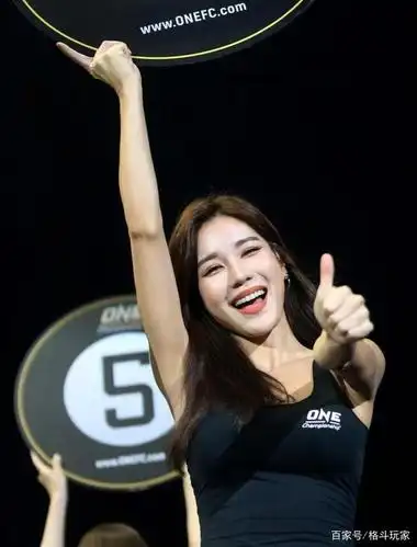 傲人身材的举牌女郎如何生存,拳王直言一切靠副业?