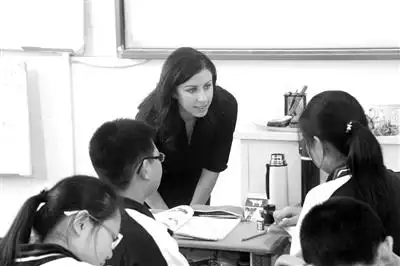 美国老师上英语课更注重让学生多听多说