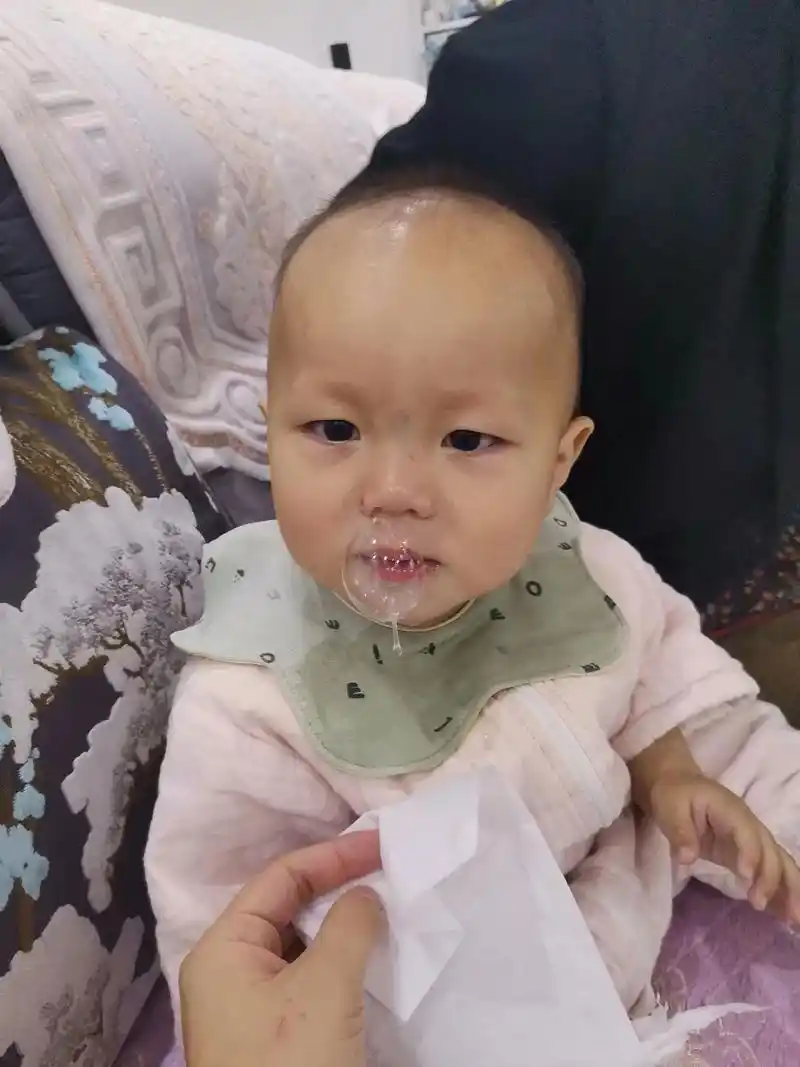 为毛我打个鼻涕泡姥姥跟大姨只顾拍照片却没人给我擤鼻涕