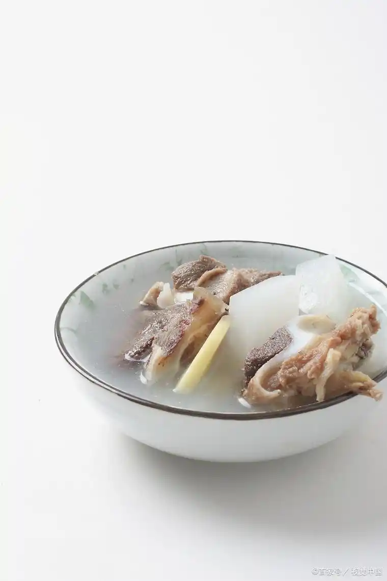 汤的种类很多,可以是丝瓜汤,冬瓜汤,排骨汤等等,每