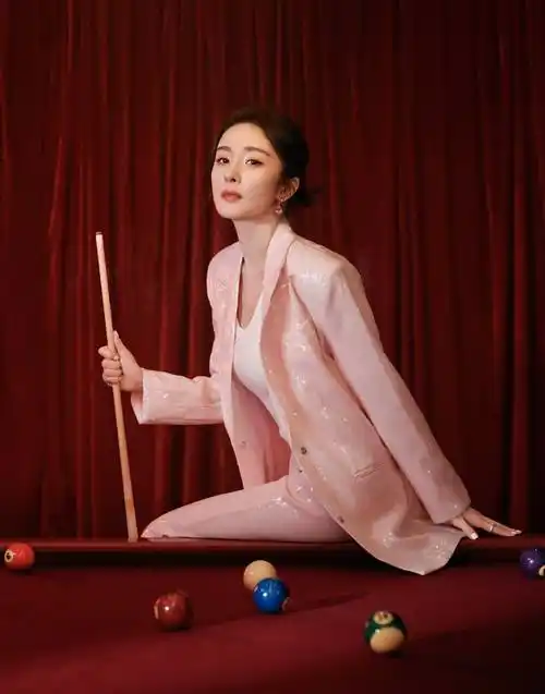 杨幂穿亮片粉西装高调参加活动嫩成少女,大长腿好吸睛_粉色_效果_身材