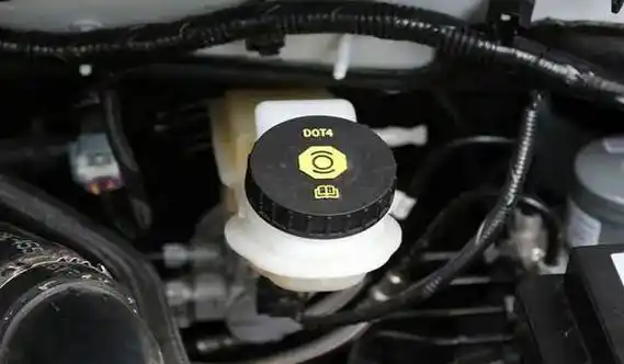 发动机冷却液液位过低还能开吗