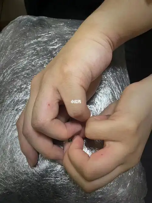 情侣纹身朱砂痣迷你小纹身