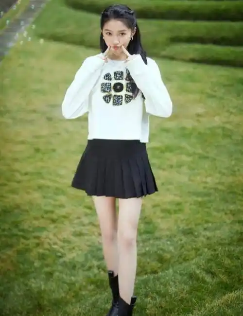 二,关晓彤穿搭之短裙篇生活许多一些小亮点才能更精致,在服装穿搭领域