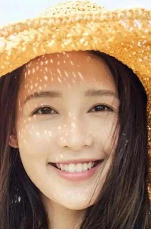 月牙眼女星笑起来不要太美相比唐艺昕周冬雨还是她更迷人