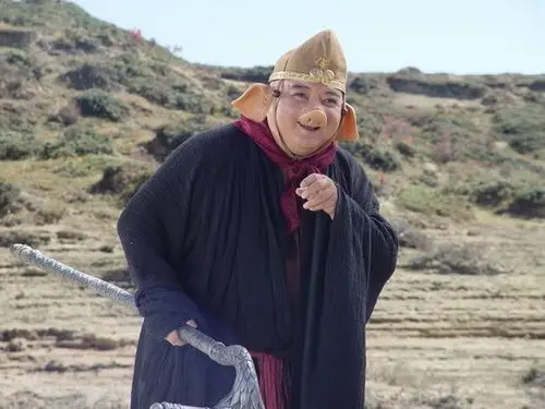 谢宁饰演猪八戒原来是玉皇大帝的天蓬元帅,因调戏嫦娥被逐出天界,到