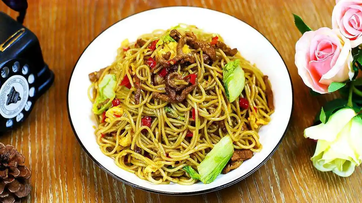 教你营养美味的鸡蛋牛肉炒面好吃又能解馋