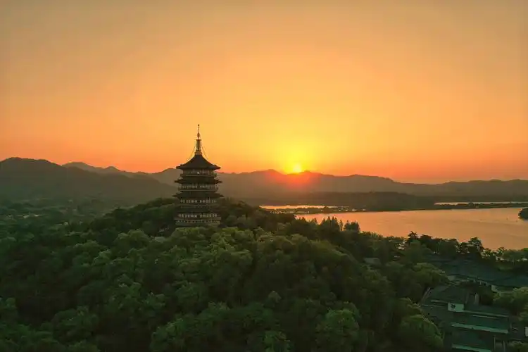 雷峰塔落日 - 归野buddy - 图虫