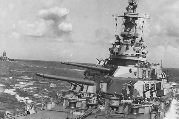 照片中远处是"印第安纳"号战列舰(bb-58)