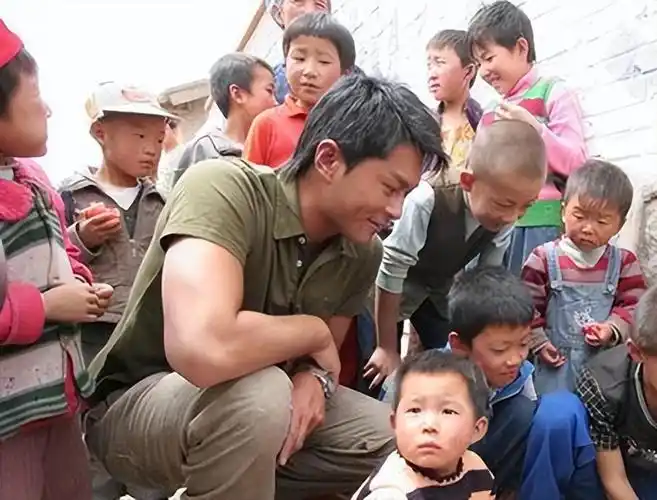 就是将自己的全部遗产赠予了好友古天乐,希望他能继续帮他完成慈善